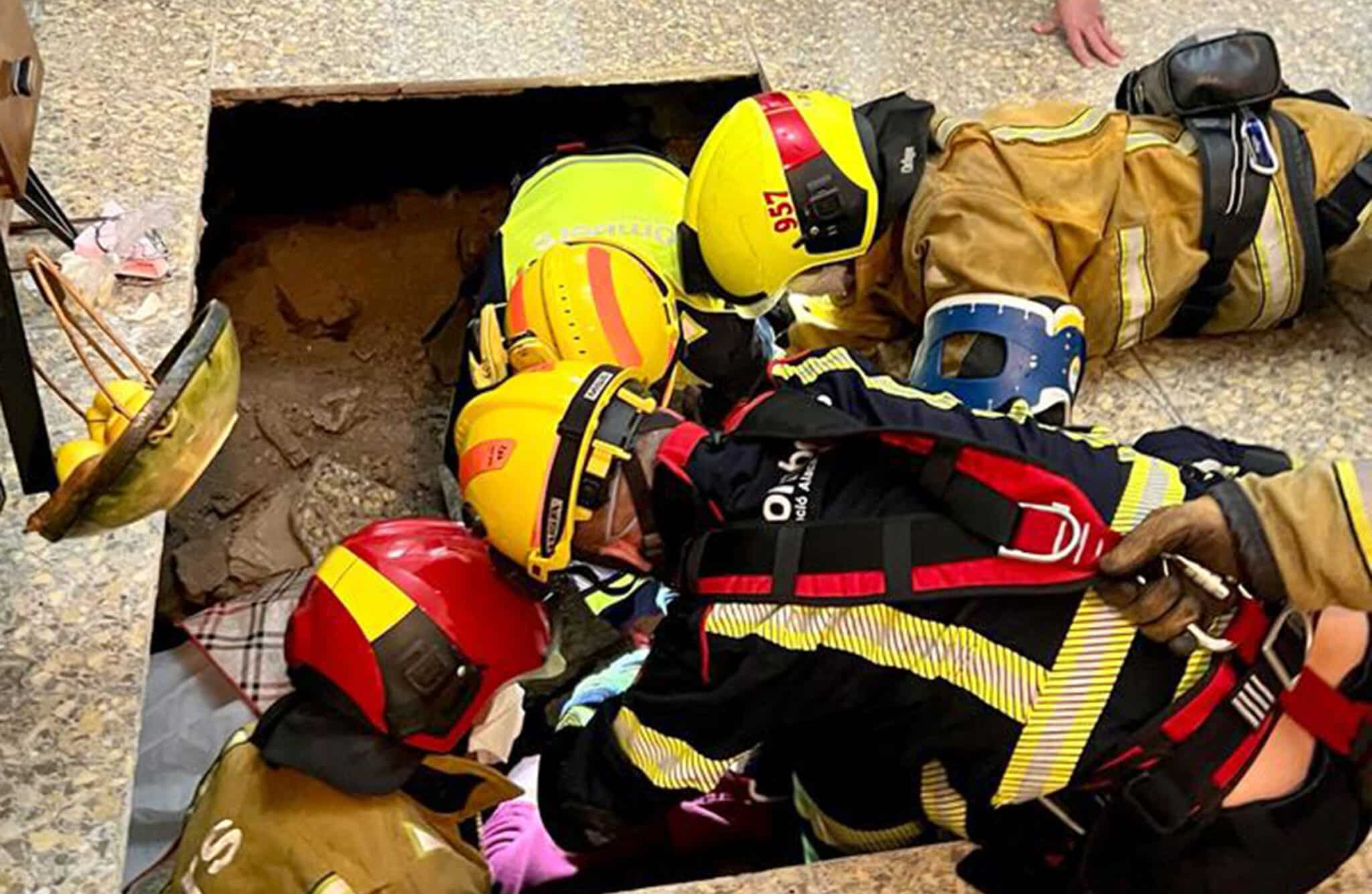 Rescatada en Callosa de Segura (Alicante) una mujer de 95 años tras ceder el suelo de su casa y quedar atrapada