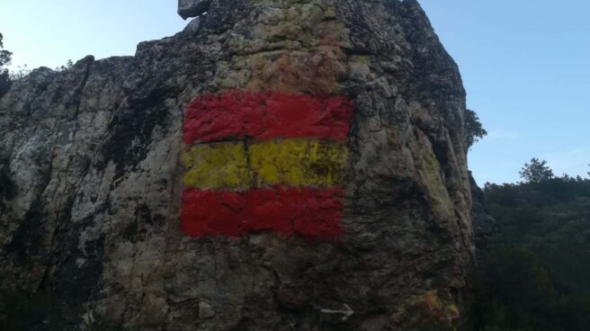 Vandalizan pinturas rupestres de 6000 años pintando una bandera de España Pinturas rupestres vandalizadas con una bandera de España