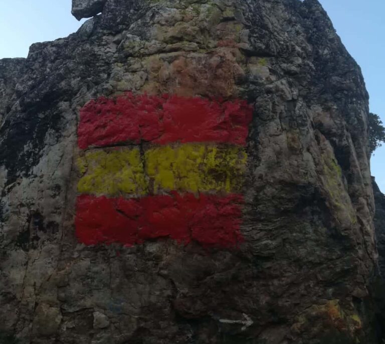Vandalizan pinturas rupestres de 6000 años pintando una bandera de España