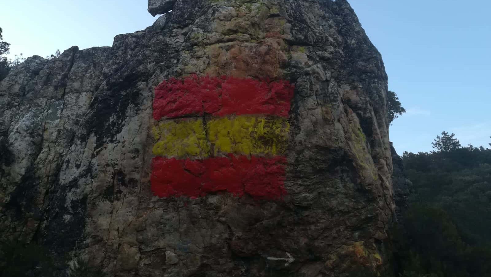 Pinturas rupestres vandalizadas con una bandera de España