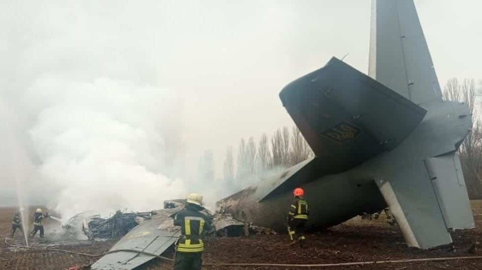 Un avión Antonov An-26 de las Fuerzas Armadas ucranianas caído en la localidad de Zhukivtsi, al sureste de Kiev.