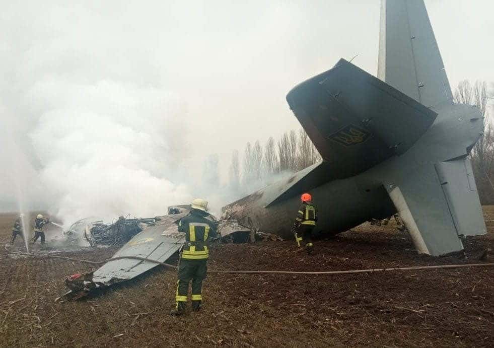 Un avión Antonov An-26 de las Fuerzas Armadas ucranianas caído en la localidad de Zhukivtsi, al sureste de Kiev.