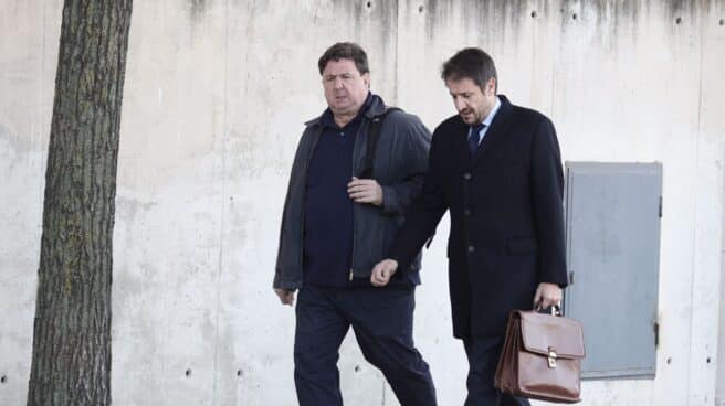 Bruselas expedienta a España por no cumplir con las normas europeas de protección de denunciantes El denunciante de la trama Gürtel José Luis Peña, a la izquierda, acude a declarar como testigo a la Audiencia Nacional, el 30 de noviembre de 2021, con su abogado.