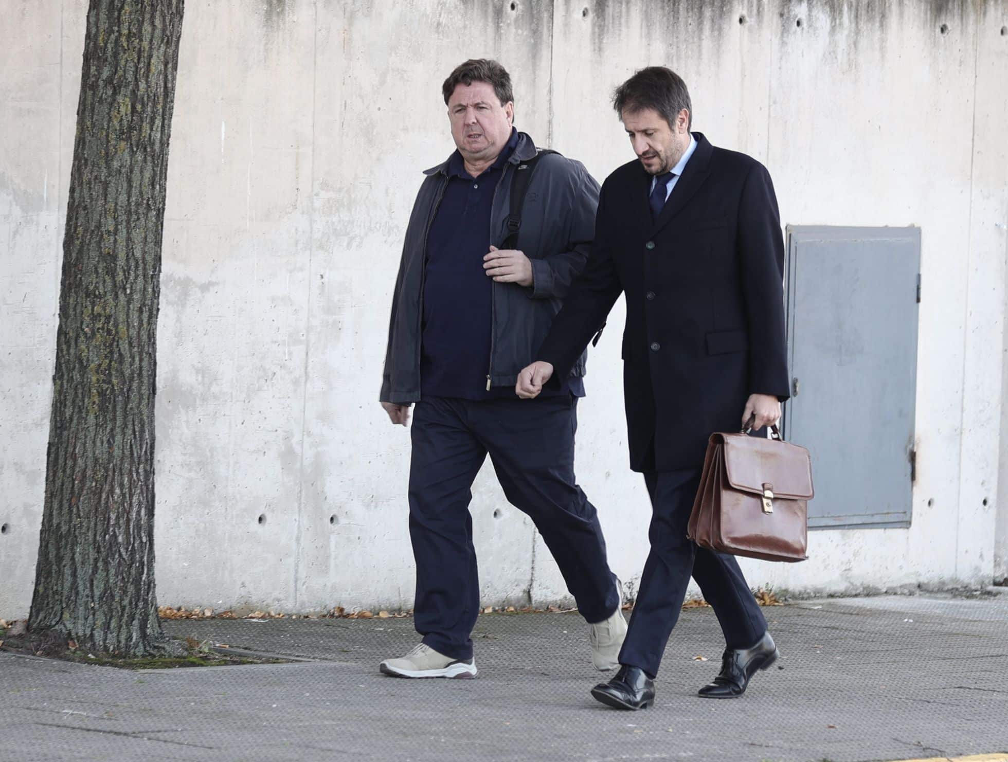 El denunciante de la trama Gürtel José Luis Peña, a la izquierda, acude a declarar como testigo a la Audiencia Nacional, el 30 de noviembre de 2021, con su abogado.