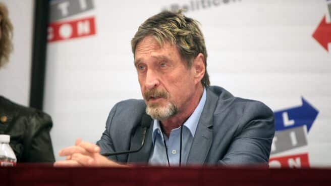 El cadáver de McAfee sigue en Barcelona siete meses después de su suicidio John McAfee hablando en el Politicon 2016 en el Centro de Convenciones de Pasadena en Pasadena, California.