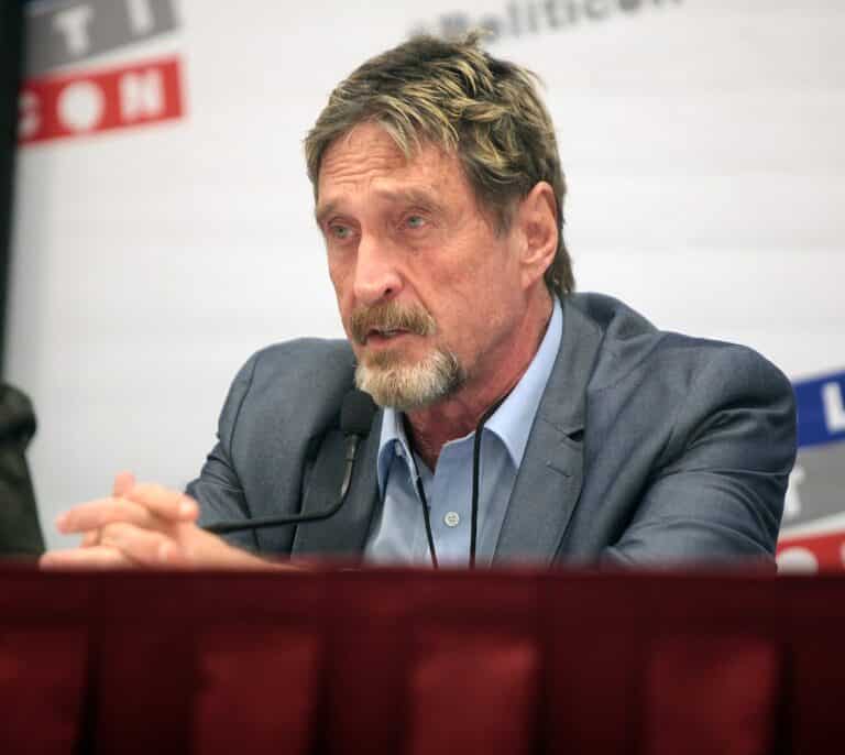 El cadáver de McAfee sigue en Barcelona siete meses después de su suicidio