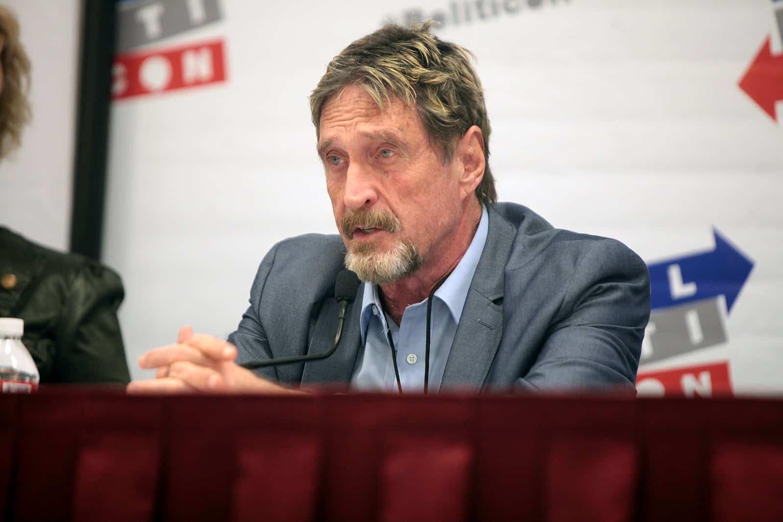 John McAfee hablando en el Politicon 2016 en el Centro de Convenciones de Pasadena en Pasadena, California.