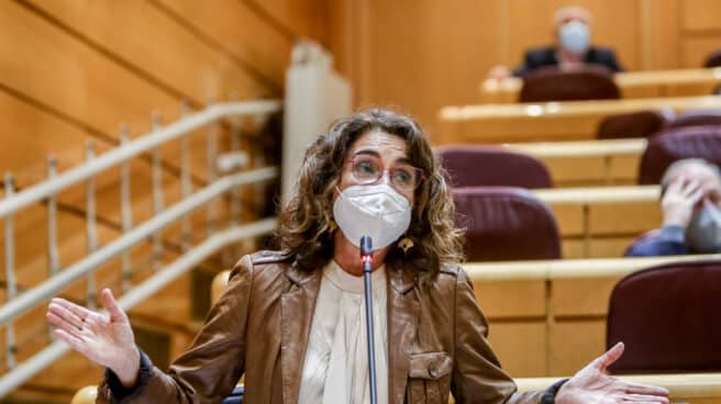 La ministra de Hacienda, María Jesús Montero, interviene, en una sesión de control al Gobierno.