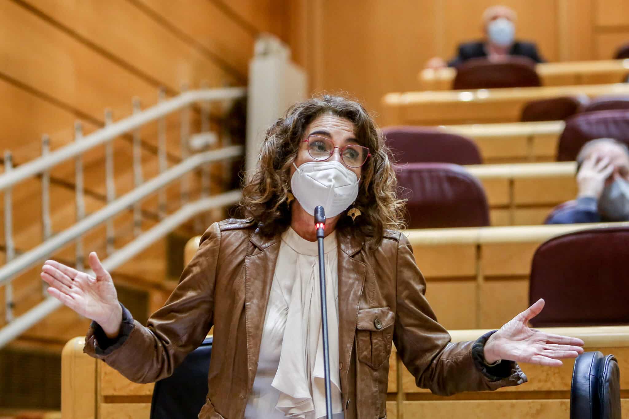 La ministra de Hacienda, María Jesús Montero, interviene, en una sesión de control al Gobierno.