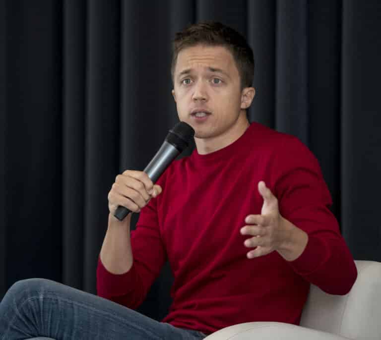 Más País propone subvencionar a las empresas que reduzcan la jornada solo cuatro horas