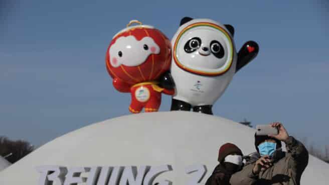 Juegos Olímpicos con características chinas Bing Dwen Dwen y Shuey Ron Ron, mascotas de los Juegos Olímpicos de Pekín 2022