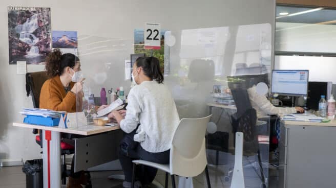 Paro cuarto trimestre 2021 Una mujer es atendida en la Oficina de Empleo de Moratalaz, en Madrid.