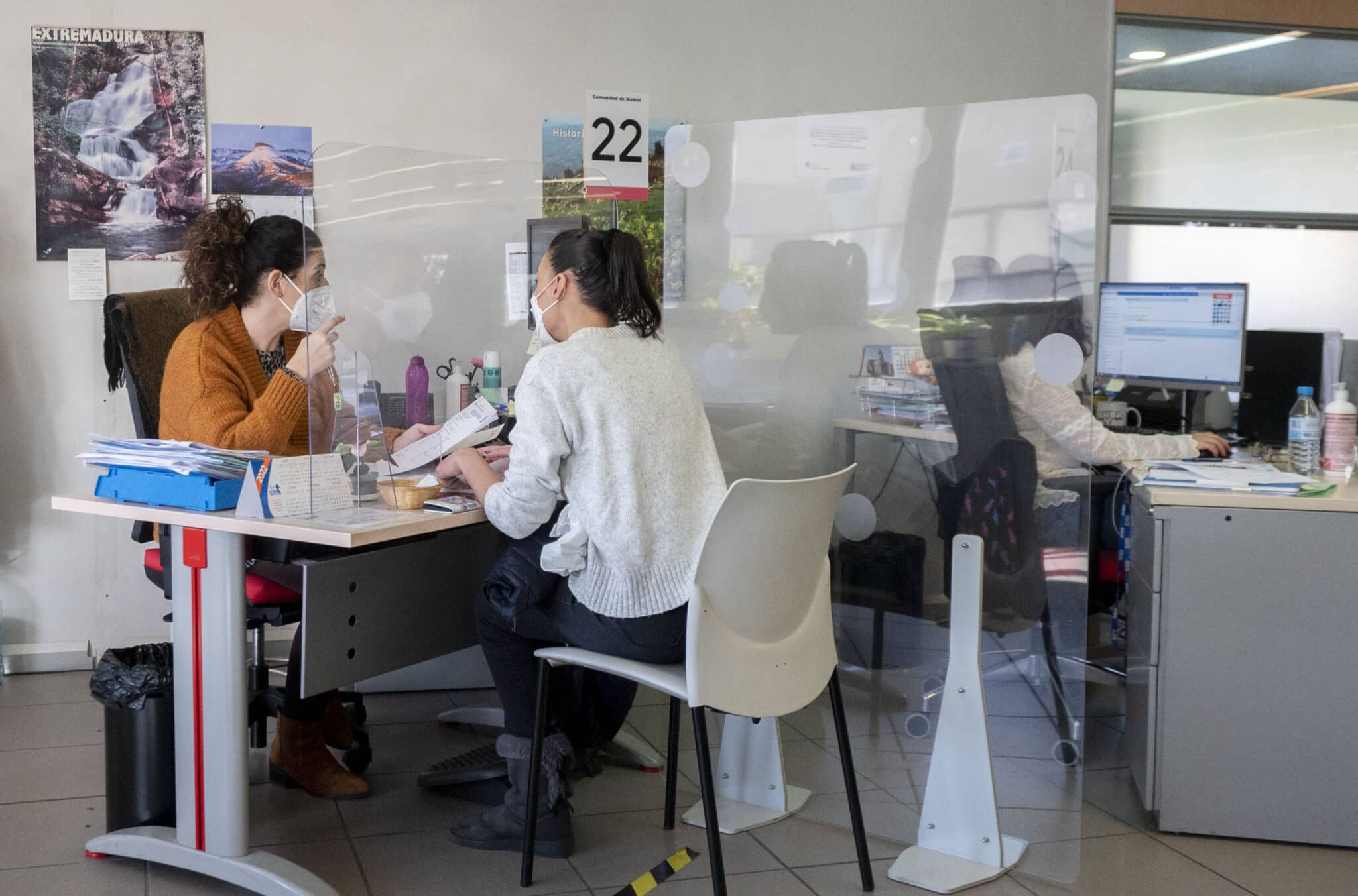 Una mujer es atendida en la Oficina de Empleo de Moratalaz, en Madrid.