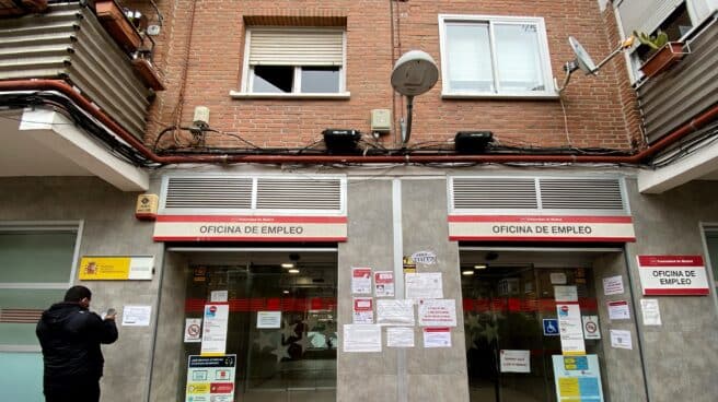 España vuelve a liderar el paro de la eurozona Un hombre espera Oficina de Empleo en Madrid.