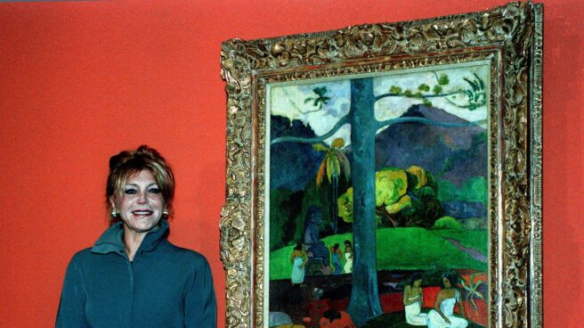 Carmen Cervera posa ante el cuadro de Paul Gauguin 'Mata Mua', en 1999.