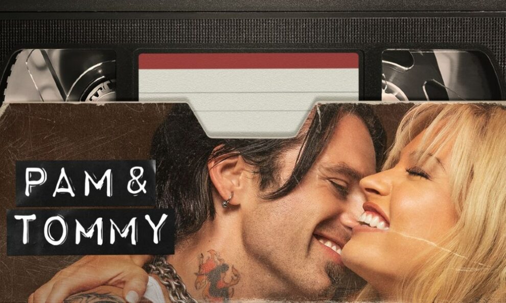 Cartel promocional de la serie de Pam & Tommy, Chico junto a chica sobre una cinta de vídeo