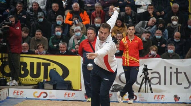 "A los que piensan que la petanca es un deporte de viejos les invito a ver una competición federada"