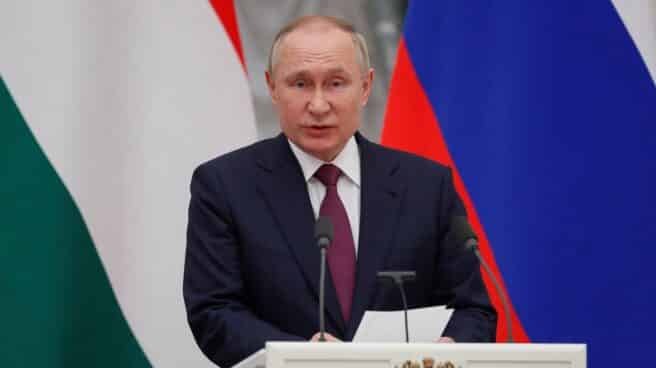 Putin advierte: "EEUU y la OTAN ignoran las demandas de seguridad de Moscú" El líder ruso, Vladimir Putin, en su rueda de prensa con el primer ministro húngaro, Viktor Orban, en Moscú