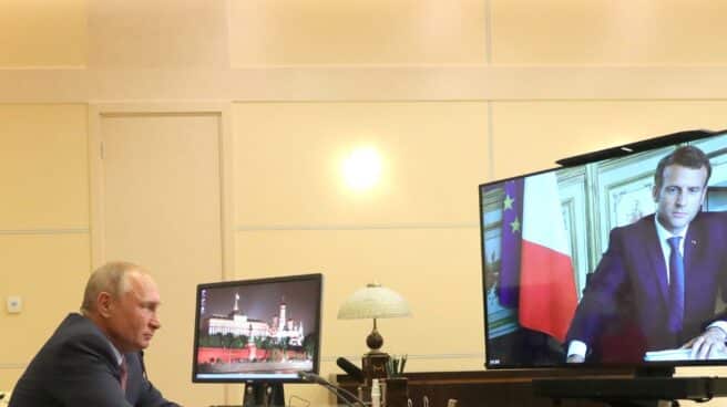 Macron intenta mediar para evitar que estalle la guerra con Rusia El presidente francés, Emmanuel Macron, en una conversación con el líder ruso, Vladimir Putin