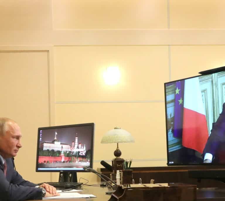 Macron y Putin acuerdan buscar la vía para un alto el fuego en el Este de Ucrania