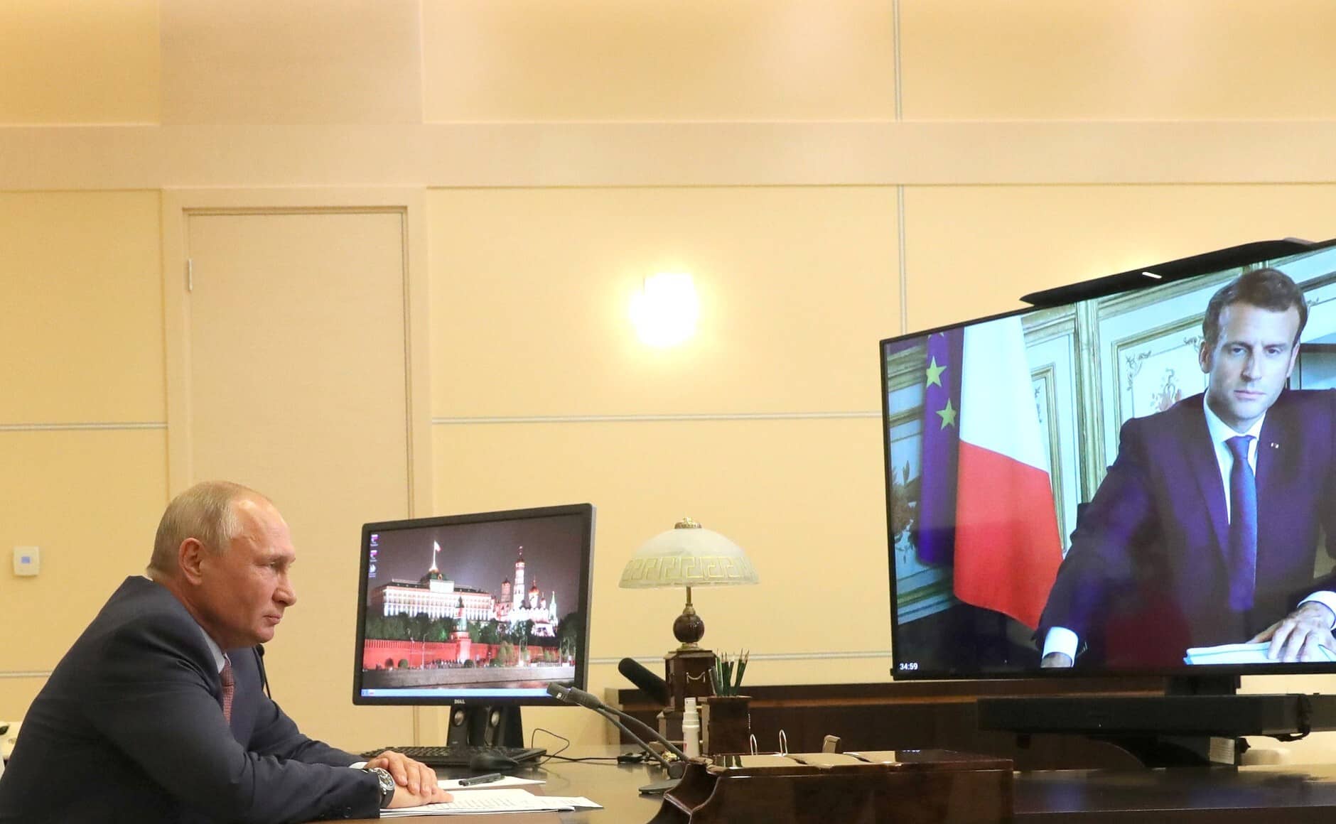 El presidente francés, Emmanuel Macron, en una conversación con el líder ruso, Vladimir Putin