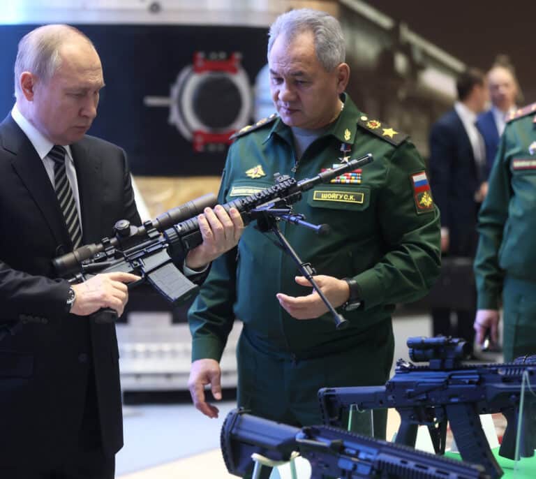 El ministro de Defensa y el jefe de gabinete de Putin, entre los sancionados por la UE