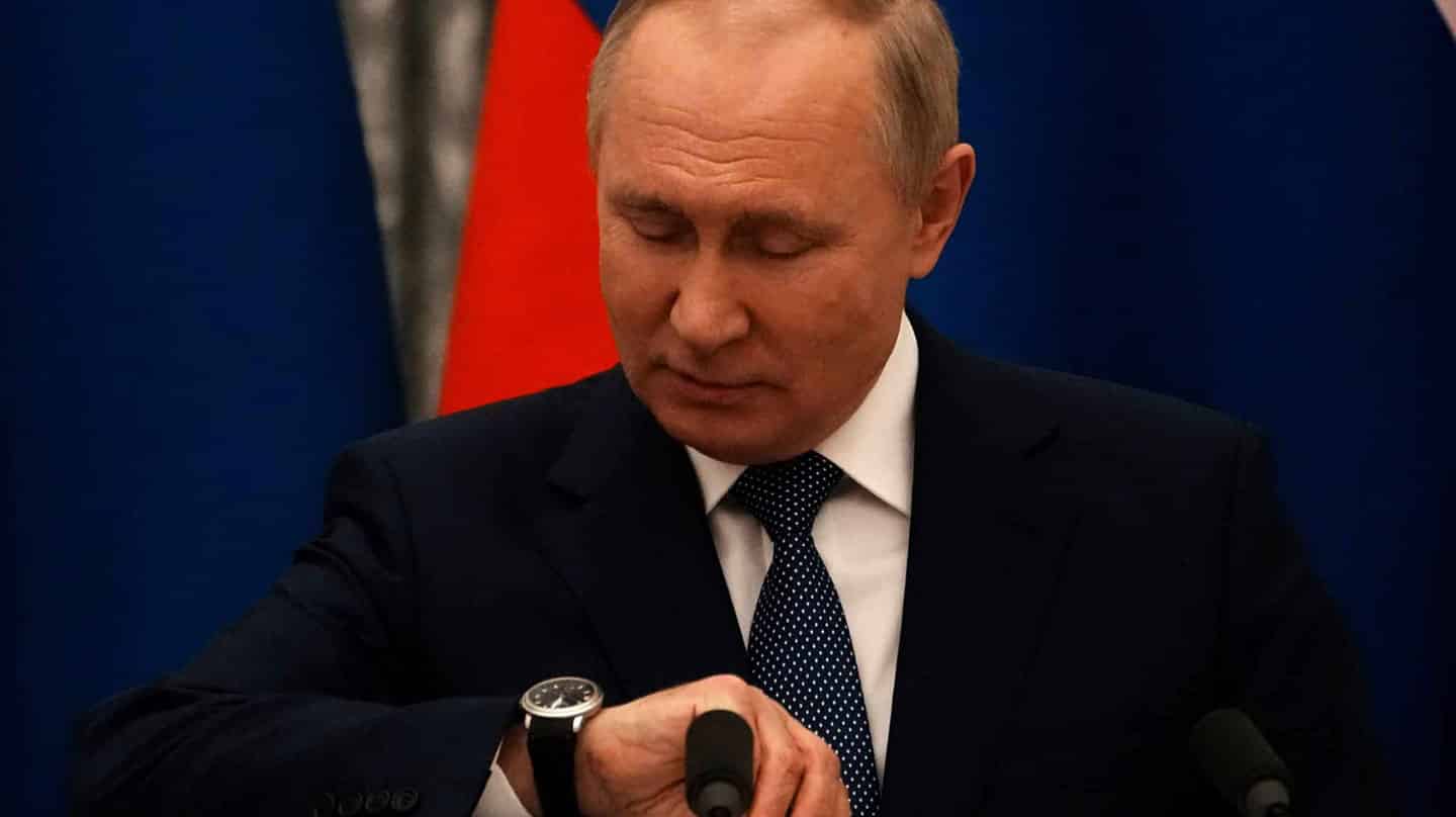 El líder ruso, Vladimir Putin, mira la hora en la rueda de prensa con el francés, Emmanuel Macron