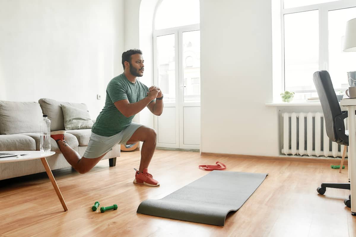 Hombre realizando ejercicio de suelo en el salón de casa