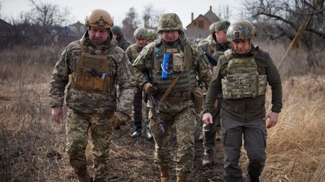 Rusia amenaza con una respuesta técnico-militar si no le dan garantías de seguridad El presidente de Ucrania, en la línea de frente