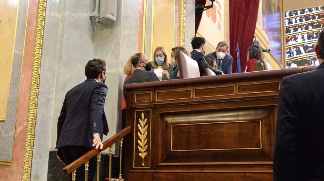 Momento en que los diputados del PP informan a Meritxell Batet sobre el error de Alberto Casero. Momento en que los diputados del PP informan a Meritxell Batet sobre el error de Alberto Casero.