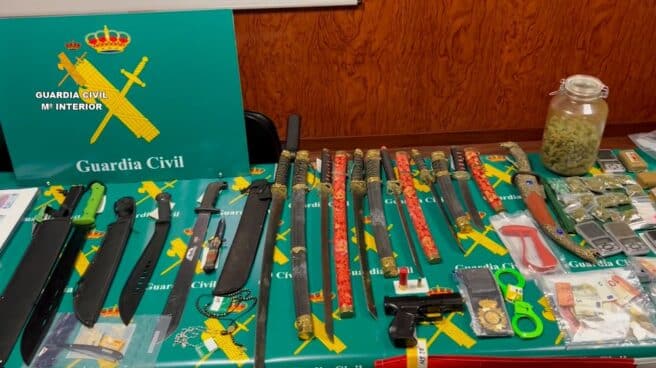 Armas intervenidas en la operación de la Guardia Civil con once pandilleros de DDP detenidos, entre ellos tres relacionados con el crimen de Usera (Madrid) de un joven veinteañero Armas intervenidas en la operación de la Guardia Civil con once pandilleros de DDP detenidos, entre ellos tres relacionados con el crimen de Usera (Madrid) de un joven veinteañero