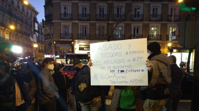 Protesta contra Casado y en defensa de Ayuso en Génova.