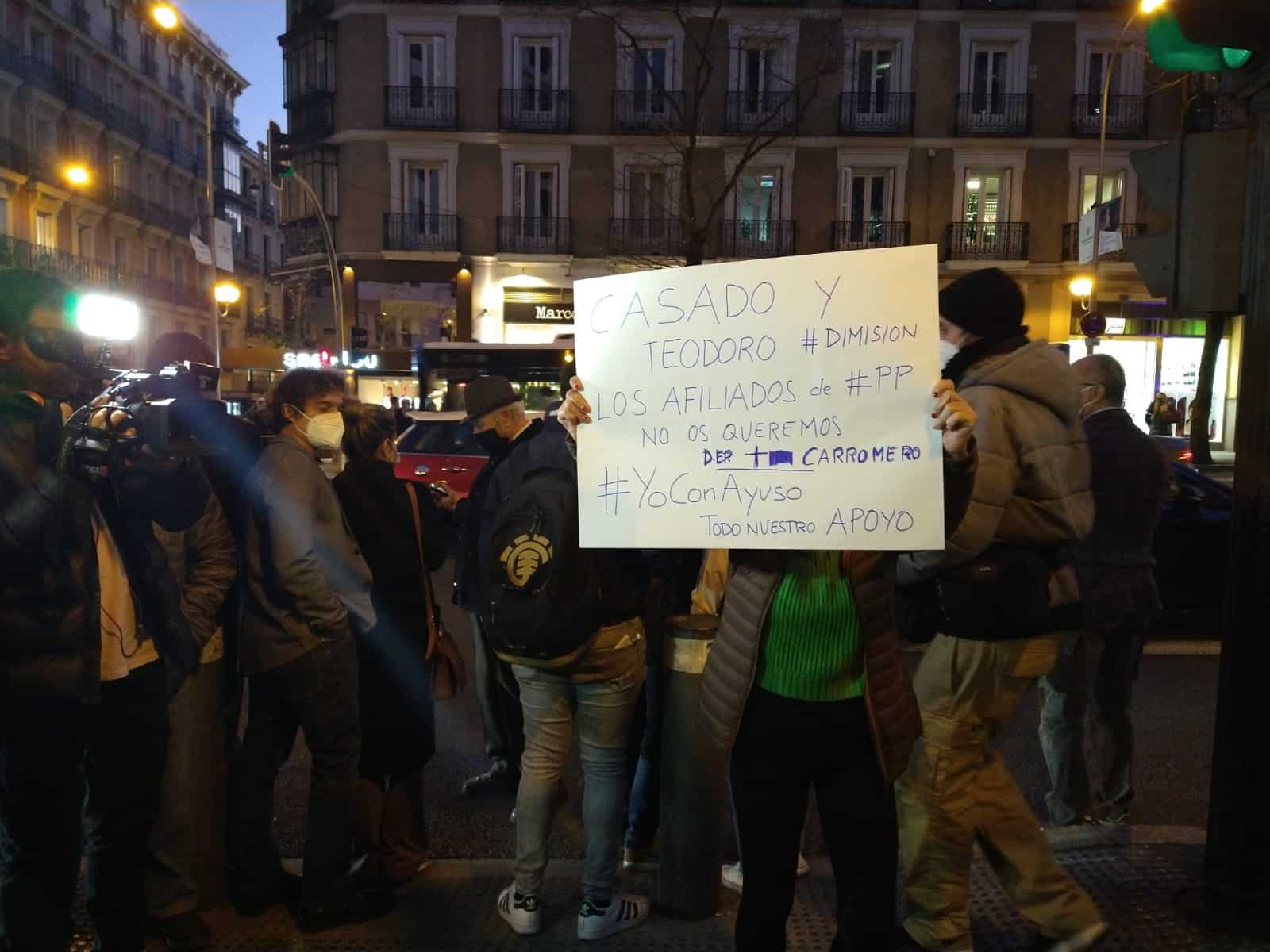 Protesta contra Casado y en defensa de Ayuso en Génova.