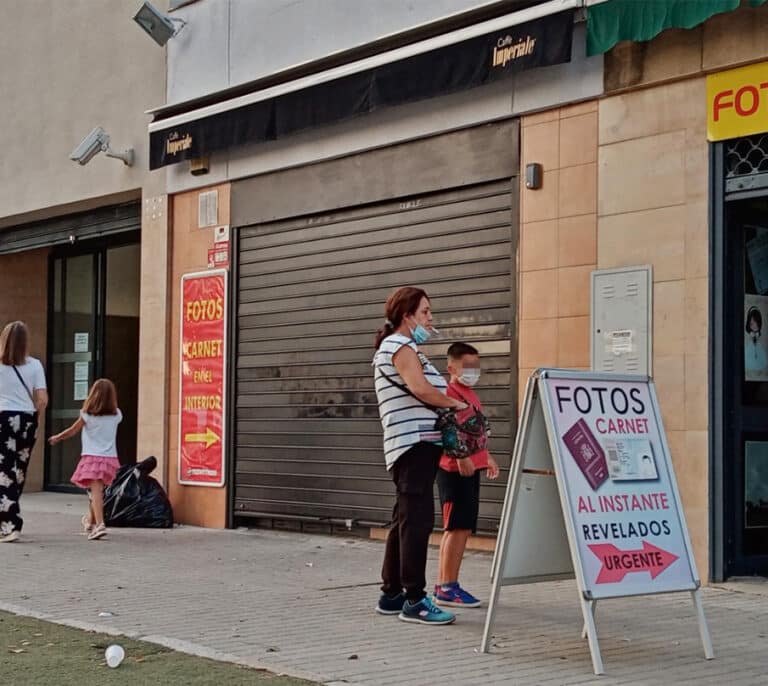 Interior pagó 4,5 millones en horas extra en 2021 para aligerar la expedición de DNI y pasaportes