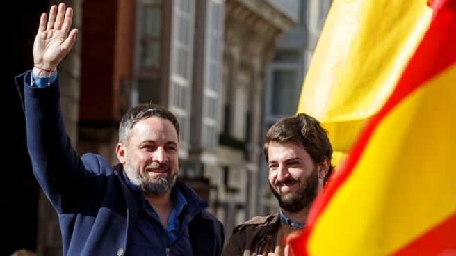 El líder de Vox, Santiago Abascal (i) y el candidato a la presidencia a las Cortes de Castilla y León, Juan García-Gallardo (d) en Burgos