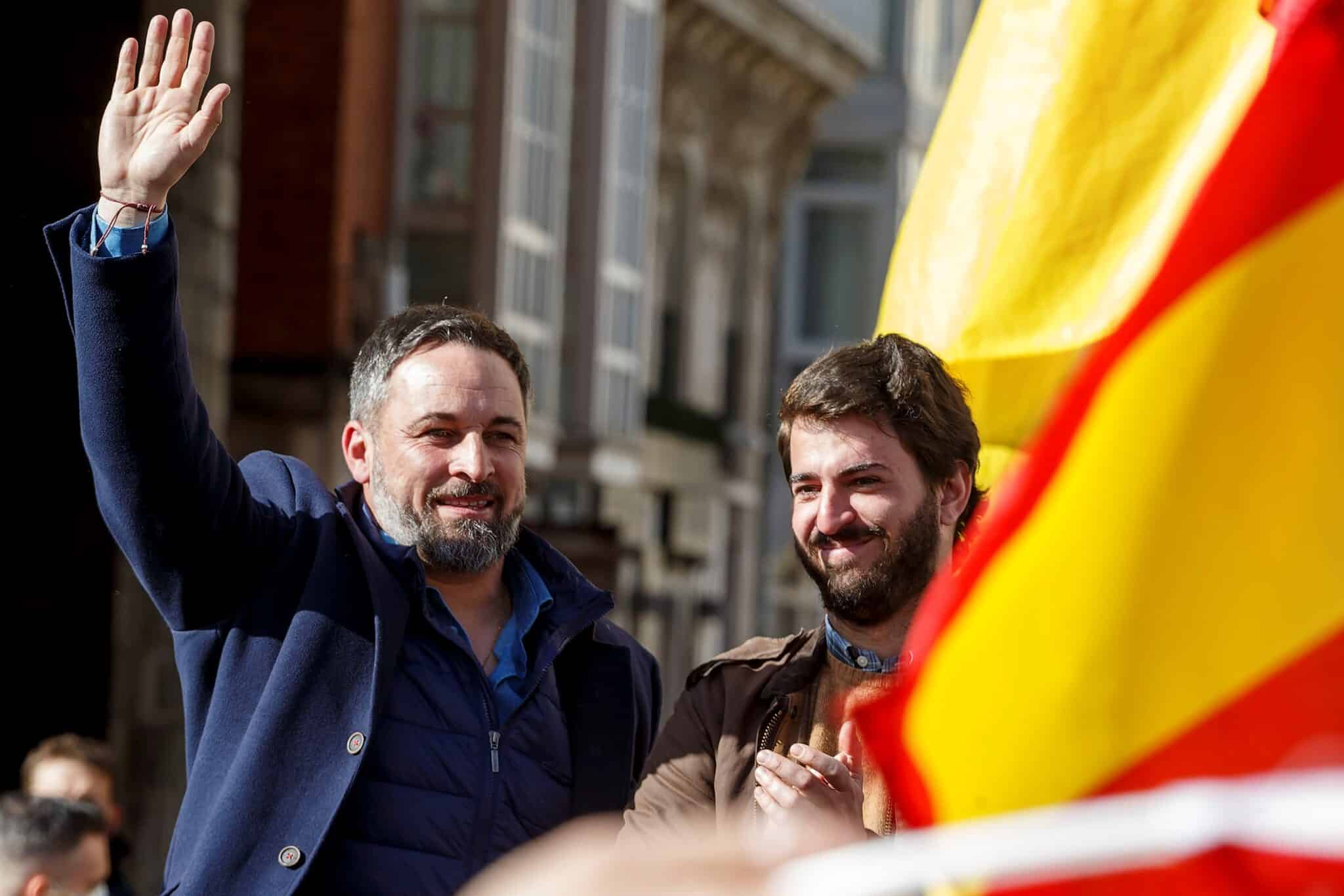 El líder de Vox, Santiago Abascal (i) y el candidato a la presidencia a las Cortes de Castilla y León, Juan García-Gallardo (d) en Burgos