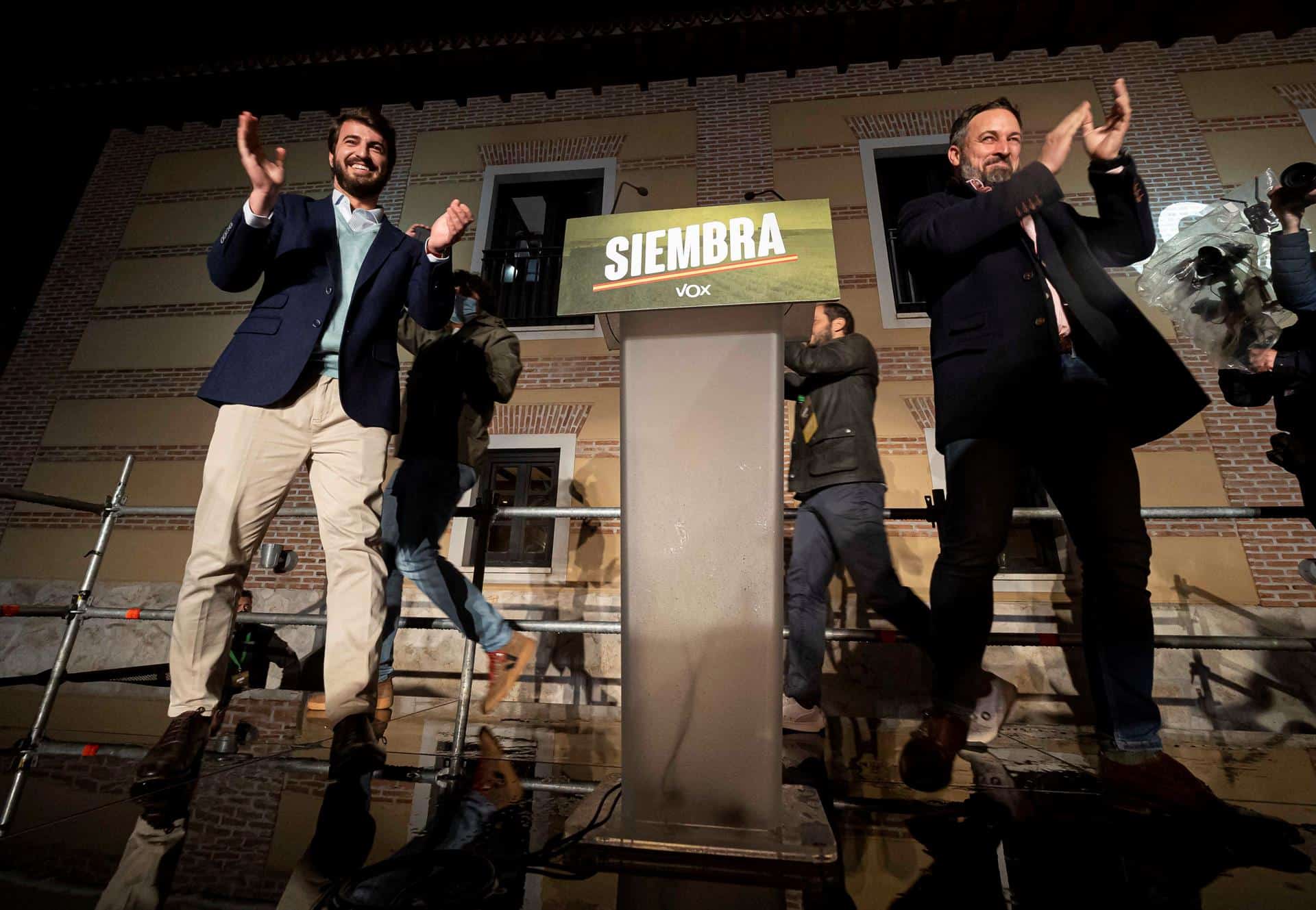 Santiago Abascal y Juan García-Gallardo celebran los resultados en Valladolid.