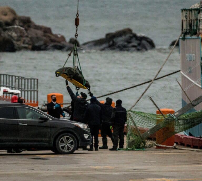 Llegan al puerto de Terranova los tres supervivientes y el resto de cadáveres del Villa de Pitanxo