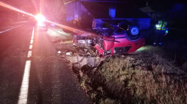 Muere un Guardia Civil tras salirse de la vía el vehículo que conducía en Lugo Vehículo siniestrado tras el accidente