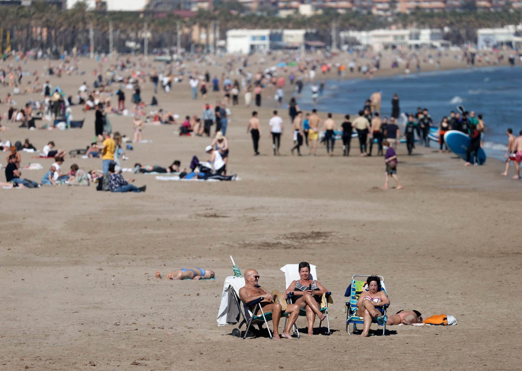 Varias personas toman el sol este viernes en la playa de Las Arenas de Valencia disfrutando de las temperaturas inusualmente altas
