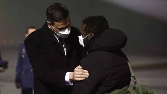 Sánchez se compromete a "trabajar" en las peticiones de los familiares de los desaparecidos en Terranova Pedro Sánchez recibe en Santiago a uno de los supervivientes.