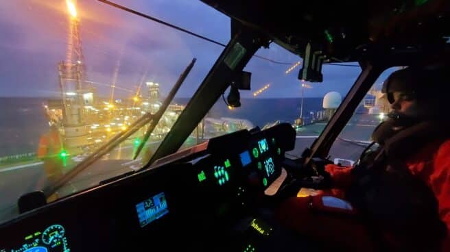 Barco pesquero español hundido Helicóptero refrescando en una plataforma petrolera como esfuerzos de rescate y recuperación continúa en el Gran Banco