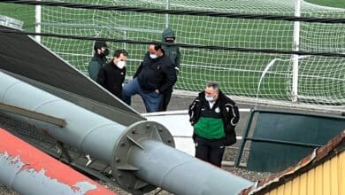 Un aficionado muere al caerle una torreta de luz de un campo de fútbol en Asturias