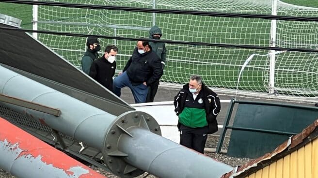 Un aficionado muere al caerle una torreta de luz de un campo de fútbol en Asturias Miguel Marcos Pérez (d), presidente de la SD Lenense, en el lugar del accidente e