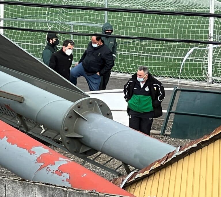 Un aficionado muere al caerle una torreta de luz de un campo de fútbol en Asturias