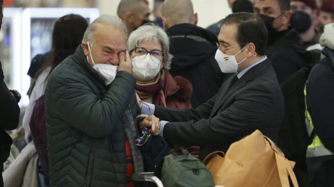 El ministro de Exteriores, José Manuel Albares, recibe en Barajas a los españoles evacuados de Ucrania