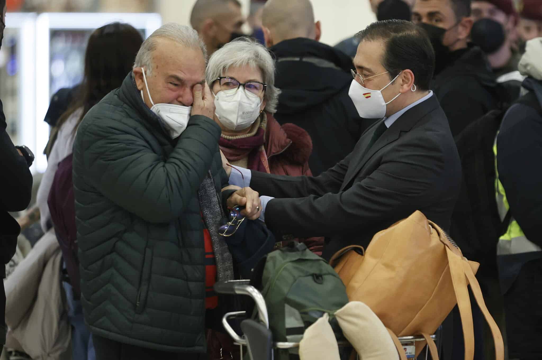 El ministro de Exteriores, José Manuel Albares, recibe en Barajas a los españoles evacuados de Ucrania