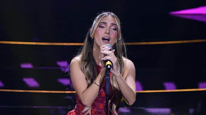 Ana Mena interpreta Duecontomila ore en el festival de Sanremo 2022.