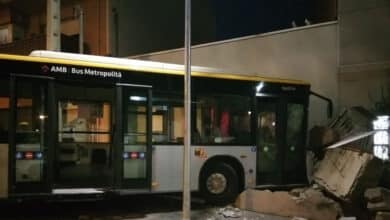 Un autobús se empotra en la fachada de una casa en Barcelona