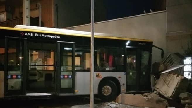 Un autobús se empotra en la fachada de una casa en Barcelona El autobús tras el accidente